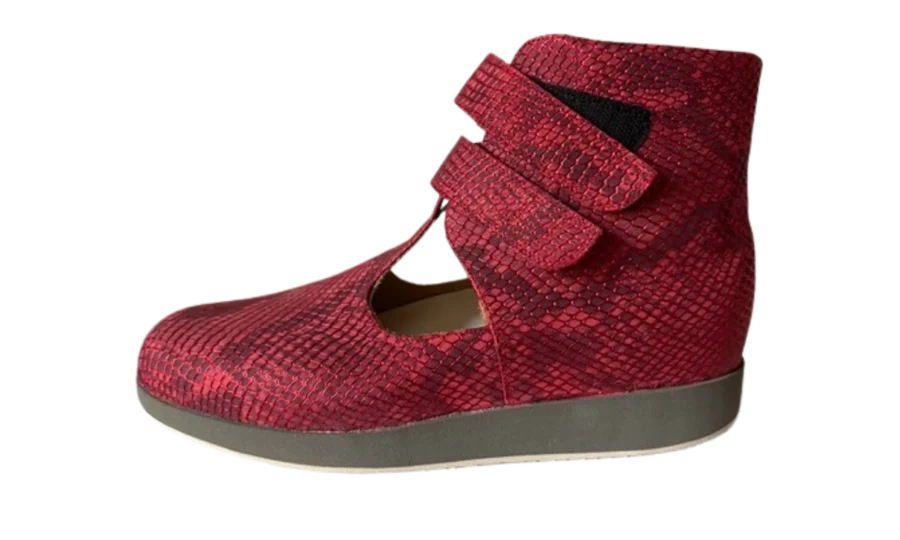 Handgefertigter orthopädischer Maßschuh in Rot mit Klettverschluss, progangart Mauer bei Heidelberg